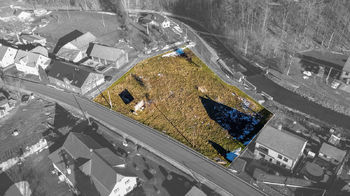 pohled z dronu s vyznačením pozemku - Prodej pozemku 3839 m², Bělá pod Pradědem