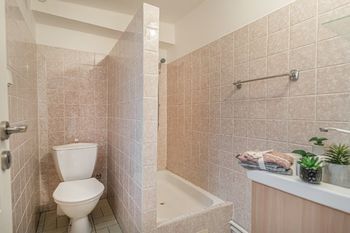 koupelna - Prodej domu 120 m², Kamenné Žehrovice