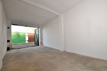 z garáže ... - Prodej garáže 18 m², Kutná Hora