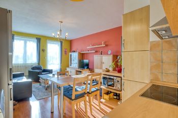 Obývací pokoj  s kuchyňským koutem - Prodej bytu 2+kk v osobním vlastnictví 70 m², Praha 9 - Třeboradice