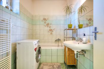 Koupelna s WC - Prodej bytu 2+kk v osobním vlastnictví 70 m², Praha 9 - Třeboradice