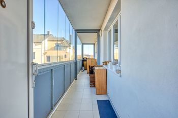 Pavlač/veranda - Prodej bytu 2+kk v osobním vlastnictví 70 m², Praha 9 - Třeboradice