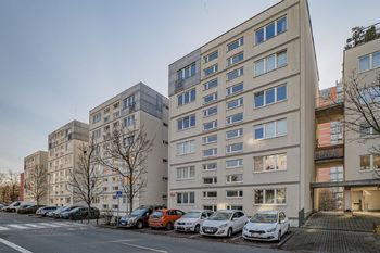 Pohled na dům z ulice - Pronájem bytu 2+kk v osobním vlastnictví 48 m², Praha 10 - Strašnice 