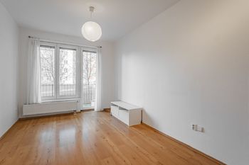 Světlý obývací pokoj se vstupem na balkón bytu - Pronájem bytu 2+kk v osobním vlastnictví 48 m², Praha 10 - Strašnice
