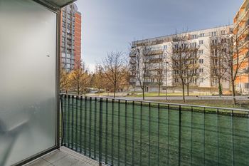 Pohled z balkónu do vnitrobloku domů - Pronájem bytu 2+kk v osobním vlastnictví 48 m², Praha 10 - Strašnice