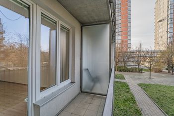 Balkón se vstupem z obývacího pokoje - Pronájem bytu 2+kk v osobním vlastnictví 48 m², Praha 10 - Strašnice