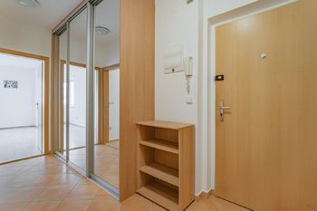 Vstupní předsíň bytu s vestavěnou šatní skříní - Pronájem bytu 2+kk v osobním vlastnictví 48 m², Praha 10 - Strašnice