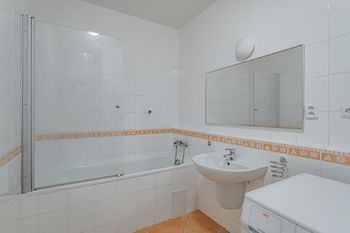 Koupelna s vanou a pračkou - Pronájem bytu 2+kk v osobním vlastnictví 48 m², Praha 10 - Strašnice