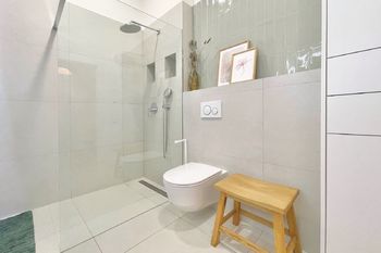 Koupelna - Prodej bytu 2+kk v osobním vlastnictví 58 m², Praha 2 - Vinohrady