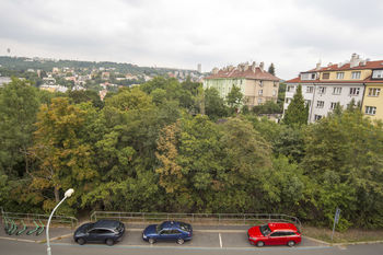výhled z okna - Pronájem bytu 3+1 v osobním vlastnictví 85 m², Praha 5 - Smíchov
