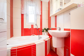 koupelna s WC - Prodej bytu 2+kk v osobním vlastnictví 80 m², České Budějovice