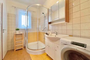 Koupelna se sprchovým koutem - Prodej domu 113 m², Drahotěšice