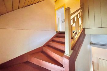 Schody do patra - Prodej domu 113 m², Drahotěšice