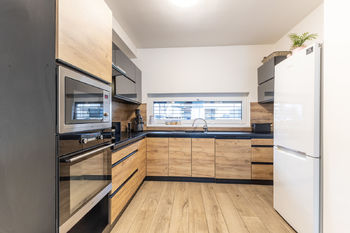 kuchyně je velká a prostorná - Prodej domu 148 m², Praha 10 - Štěrboholy