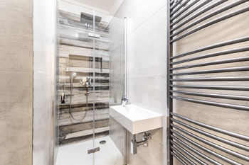 dolní koupelna se sprchovým koutem - Prodej domu 148 m², Praha 10 - Štěrboholy