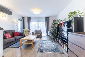 obývací pokoj má francouzská okna přímo na zahradu - Prodej domu 148 m², Praha 10 - Štěrboholy