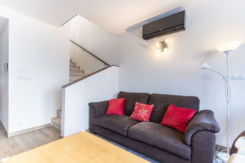 schodiště do patra je v rohu obýváku, je zděné a vkusné - Prodej domu 148 m², Praha 10 - Štěrboholy