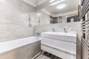 koupelna v patře - Prodej domu 148 m², Praha 10 - Štěrboholy