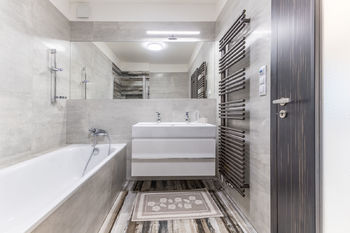 koupelna v patře je prostorná a disponuje vanou i sprchovým koutem - Prodej domu 148 m², Praha 10 - Štěrboholy