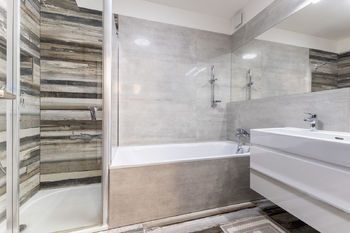koupelna se sprchovým koutem a vanou - Prodej domu 148 m², Praha 10 - Štěrboholy