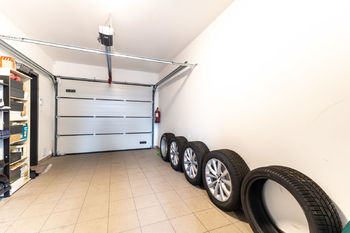 prostorná garáž s vraty na dálkové  ovládání - Prodej domu 148 m², Praha 10 - Štěrboholy