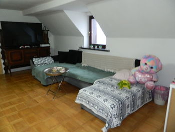 Obývací pokoj v podkroví. - Prodej domu 435 m², Krásná