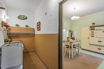 Pohled z kuchyně do jídelny - Prodej domu 108 m², Chrášťany