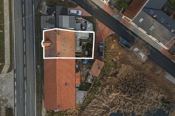 Vykreslený dům a pozemek - pohled z dronu - Prodej domu 108 m², Chrášťany
