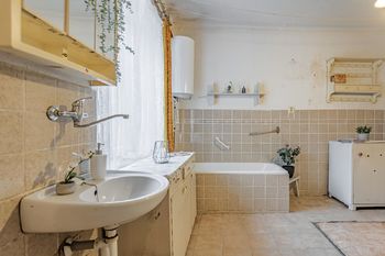 Koupelna s vanou - Prodej domu 108 m², Chrášťany