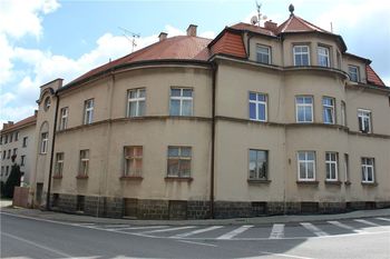 Pohled na dům - Prodej bytu 3+kk v osobním vlastnictví 88 m², Neveklov