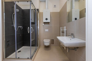 9. Koupelna se sprchovým koutem, toaletou  a kombinovaným kotlem v 5. NP bytu - Pronájem bytu 2+kk v osobním vlastnictví 53 m², Praha 5 - Smíchov