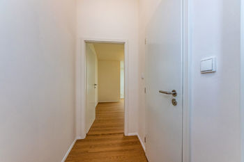 8. Chodba do pokoje v 5. NP bytu, vpravo vstup do koupelny - Pronájem bytu 2+kk v osobním vlastnictví 53 m², Praha 5 - Smíchov