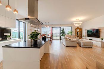 Prostorný obývací pokoj s kuchyň. koutem - Prodej domu 170 m², Praha 5 - Stodůlky