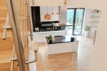 Pohled na kuchyň.kout z patra - Prodej domu 170 m², Praha 5 - Stodůlky