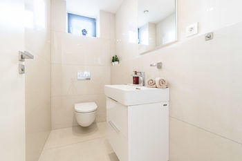 Koupelna v 1 NP - Prodej domu 170 m², Praha 5 - Stodůlky