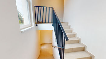 schodiště k bytové jednotce v patře - Prodej domu 308 m², Statenice