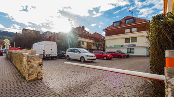 Pohled na dům a parkovací stání - Prodej bytu 5+kk v osobním vlastnictví 113 m², Dobřichovice