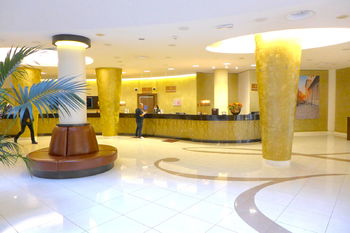 hotelová recepce je ve zmodernizované vstupní hale - Pronájem obchodních prostor 31 m², Praha 3 - Žižkov