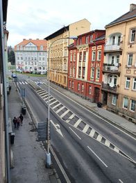 výhled před dům - Prodej bytu 2+1 v osobním vlastnictví 53 m², Děčín