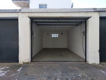 Garáž_Střelice_Šmarda_RE/MAX - Prodej garáže 18 m², Střelice