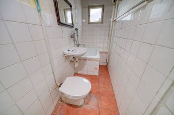 koupelna s WC v patře - Prodej domu 150 m², Velim