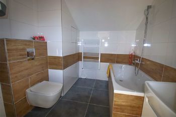 koupelna - Prodej bytu 3+kk v osobním vlastnictví 80 m², Černá v Pošumaví