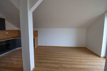 obývací pokoj - Prodej bytu 3+kk v osobním vlastnictví 80 m², Černá v Pošumaví