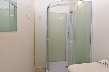 Koupelna se sprchovým koutem.  - Prodej bytu 2+kk v družstevním vlastnictví 40 m², Neratovice