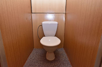 Samostatná toaleta.  - Prodej bytu 2+kk v družstevním vlastnictví 40 m², Neratovice