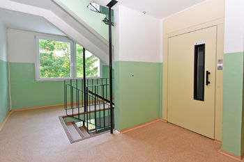 Chodba a výtah u bytu.  - Prodej bytu 2+kk v družstevním vlastnictví 40 m², Neratovice