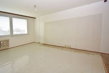 Vyklizený byt - obývací pokoj s kuchyňským koutem.  - Prodej bytu 2+kk v družstevním vlastnictví 40 m², Neratovice