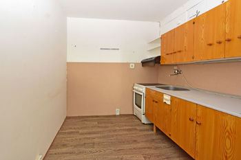 Vyklizený byt - obývací pokoj s kuchyňským koutem.  - Prodej bytu 2+kk v družstevním vlastnictví 40 m², Neratovice