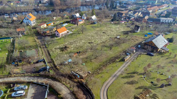 pohled na pozemek z dronu - Prodej pozemku 4084 m², Nový Šaldorf-Sedlešovice