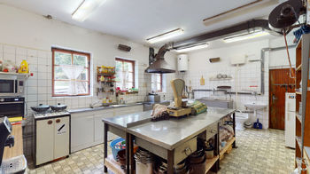 kuchyně v přízemí - Prodej hotelu 514 m², Janov nad Nisou